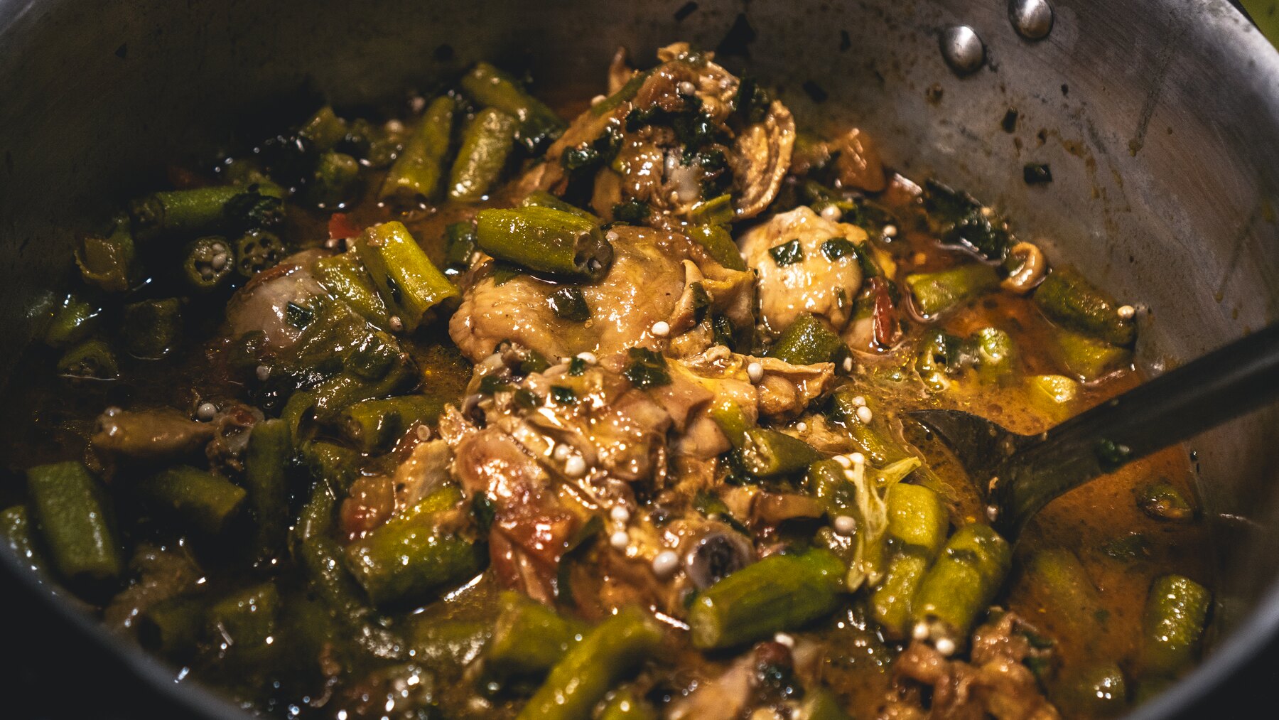 Frango com quiabo preparado no Quero Quero